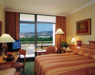 Hermosa y luminosa habitación doble en el Danubius Health Spa Resort Hotel Helia - ✔️ Hotel Helia**** Budapest - alojamiento termal en Budapest con vista al Danubio