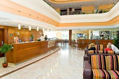 La recepción y hall del Airport Hotel Budapest**** - ✔️ Airport Hotel Budapest**** - Hotel de descuento con transporte gratuito desde el aeropuerto