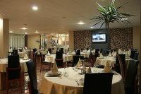 Restaurante elegante de Hotel Canada Budapest - lugar perfecto para eventos exclusivos