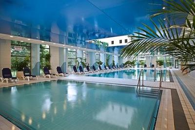 Piscina cubierta para nadar en el centro de wellness y de spa del Danubius Health Spa Resort Helia - Hotel Helia**** Budapest - alojamiento termal en Budapest con vista al Danubio