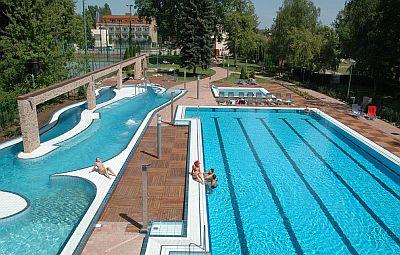Hotel de Wellness y Conferencias de cuatro estrellas Hotel Holiday Beach - piscina - Holiday Beach Hotel**** Budapest - Wellness y Conferencias Hotel de 4 estrellas en Budapest