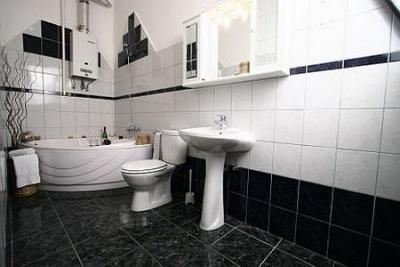 Un cuarto de baño elegante en el Hotel Central 21, en el centro de Budapest - Central Hotel*** 21 Budapest - alojamiento a precio económico en el centro de Budapest