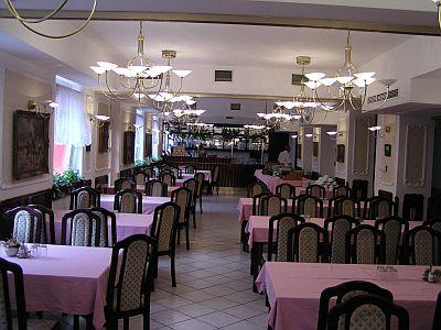 Restaurante del Hotel Polus, hotel a 300 metros del autopista M3, cerca del F1 Hungaroring - Hotel Polus Budapest - barato hotel 3 estrellas cercano al Hungaro ring