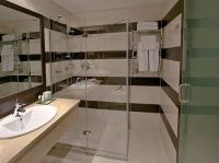 Cuarto de baño moderno y elegante en el hotel de 4 estrellas Hotel Aquaworld Budapest