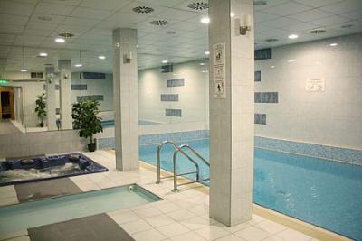 Piscina del Hotel Zuglo - hotel de 3 estrellas en Budapest - ✔️ Hotel Zuglo Budapest*** - hotel barato en la zona verde en Budapest