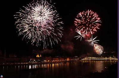 Fuego artificial en agosto - Hotel Novotel Danube - vista panorámica a la ciudad - ✔️ Hotel Novotel Danube Budapest**** - Novotel Danube Budapest