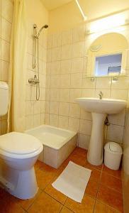 Baño en la Pensión Bibi Budapest - Hotel barato en Budapest - Hostal Bibi Budapest - alojamiento poco costoso en Budapest