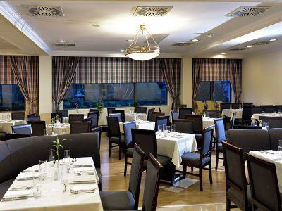 Restaurante Courtyard del Leonardo Hotel Budapest, situado en el centro de la ciudad - Leonardo Hotel**** Budapest - hotel 4 estrellas vecino al Gran Boulevar y al puente Petofi