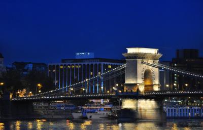 El hotel de 5 estrellas Sofitel Chain Bridge Budapest está situado en el corazón de Budapest - Hotel Sofitel Budapest Chain Bridge***** - Sofitel Budapest Puente Cadenas