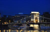 El hotel de 5 estrellas Sofitel Chain Bridge Budapest está situado en el corazón de Budapest