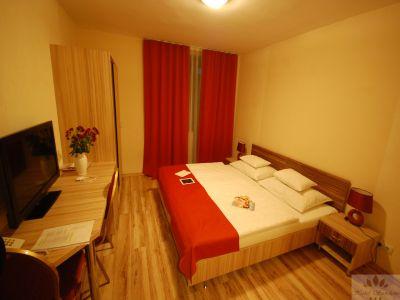 Una habitación espaciosa del Hotel Sunshine a precios bajos - Hotel Sunshine Budapest - un hotel barato cerca de la estación del metro 3 Kobanya-Kispest en Budapest