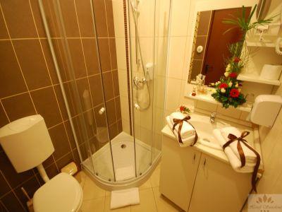 El baño del hotel Sunshine, en Budapest, Kispest - Hotel Sunshine Budapest - un hotel barato cerca de la estación del metro 3 Kobanya-Kispest en Budapest